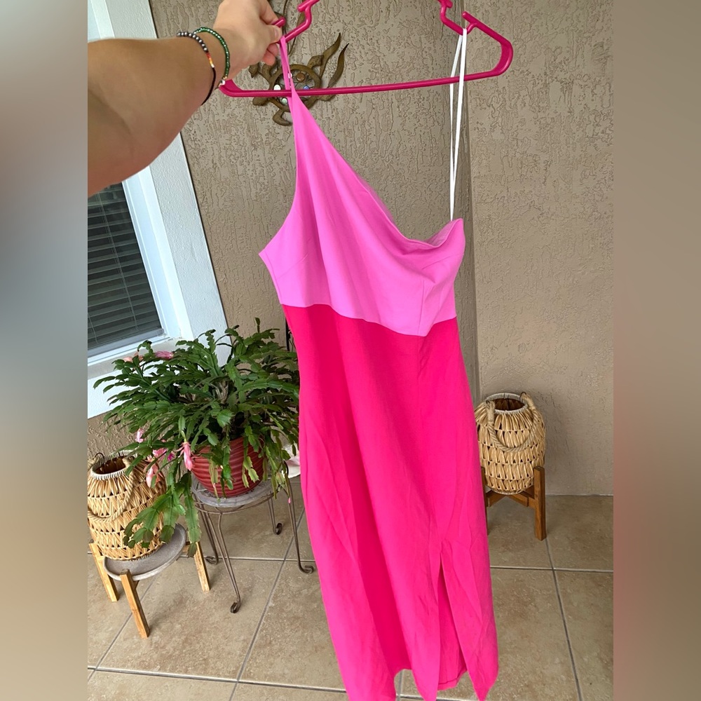 Midi dress, great for special occasion or casual. Fits like a S/M. Zips in back.